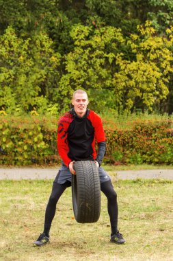 Adam kadar lastik yükseltir.