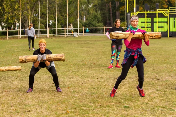 Las chicas en el momento del salto con un tronco . — Foto de Stock