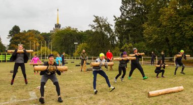 Birkaç erkek kadın ile bir günlük bir atlama sırasında.