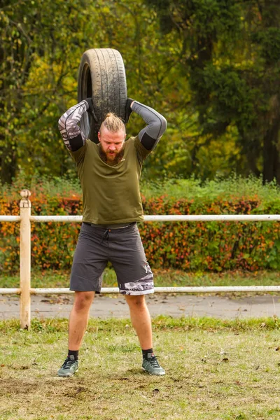 Adam kadar lastik yükseltir.