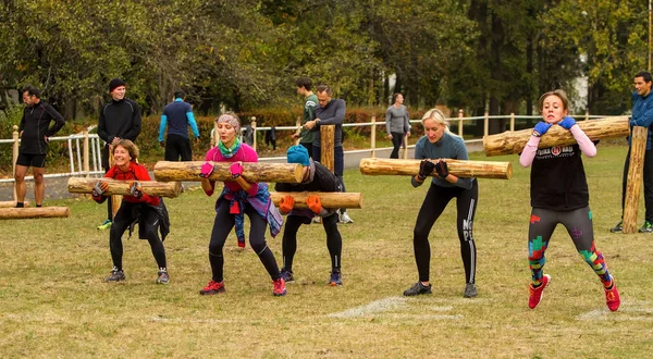 Varias mujeres en el salto con un tronco . — Foto de Stock