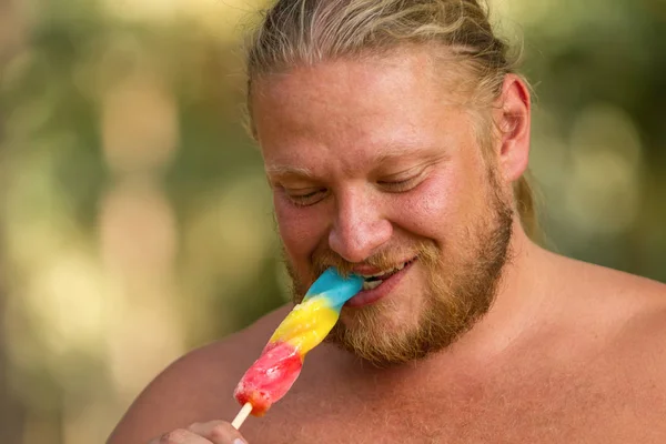 The man is eating ice cream. — Stock Photo, Image