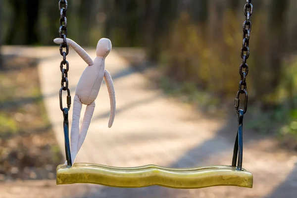 Dikili bir meçhul bebek.