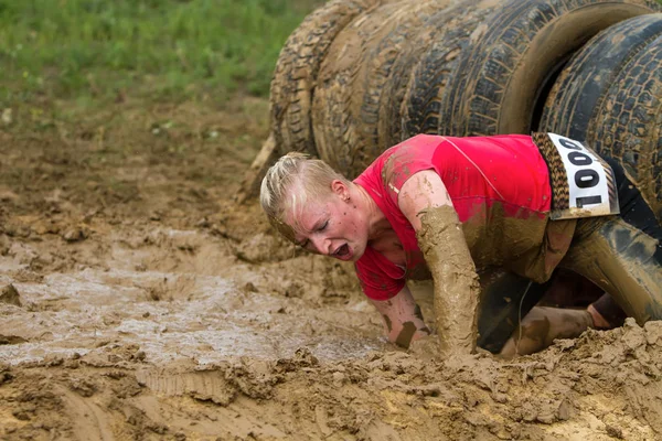 Girl Overcoming Obstacles — Stock Photo, Image