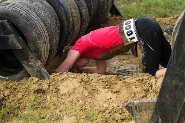 Girl Overcoming Obstacles — Stock Photo, Image