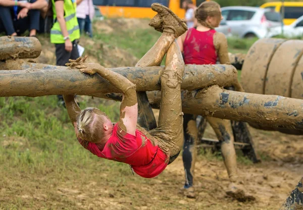 The girl crawls on the log. — Stock Photo, Image