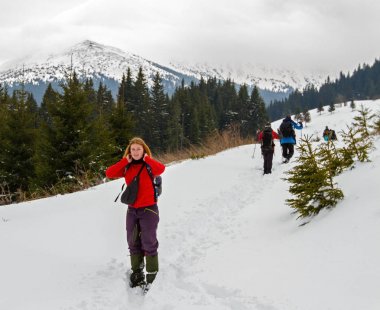 dağlarda trekking bahar
