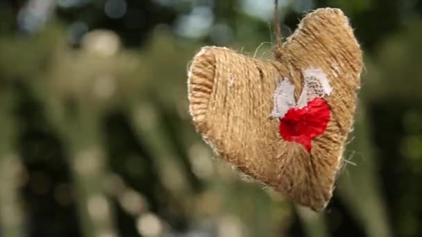 Corazón Tejido Una Cuerda Balancea Viento Sobre Fondo Una Decoración — Vídeo de stock