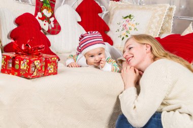 Anne ve bebeğinin Noel 'i