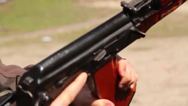 Hombre Inserta Cargador Rifle Kalashnikov Retira Del Fusible Amartillando Obturador — Vídeos de Stock