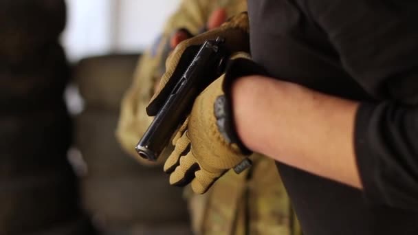 Ουκρανία Κίεβο Απριλίου 2016 Ένας Άνθρωπος Κρατά Ένα Όπλο Κοντά — Αρχείο Βίντεο