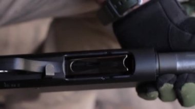 Ukrayna, Kyiv - 6 Nisan 2016. Beyaz bir adam pompalı tüfeği gerçek mühimmatla doldurup ateş ediyor. Hd, yakın çekim, ses yok.