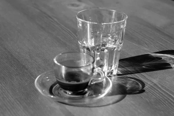 Xícara de café e vidro — Fotografia de Stock