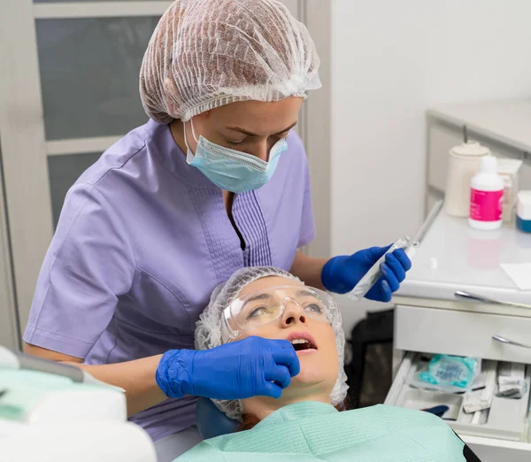 Dentista Utiliza Hisopo Algodón Para Lubricar Los Labios Paciente Para — Foto de Stock