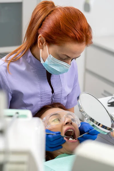 Dentista Que Usa Los Espejos Muestra Niña Condición Sus Dientes — Foto de Stock