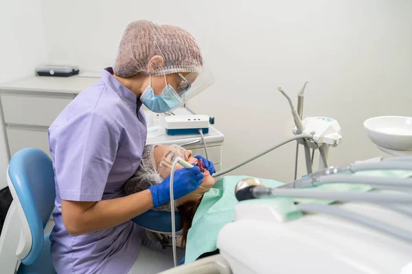 Dentista Usa Ultrasonido Eyector Saliva Para Limpiar Cálculo Dental Paciente — Foto de Stock