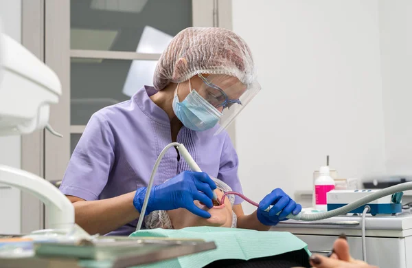 Dentista Usa Ultrasonido Eyector Saliva Para Limpiar Cálculo Dental Paciente — Foto de Stock