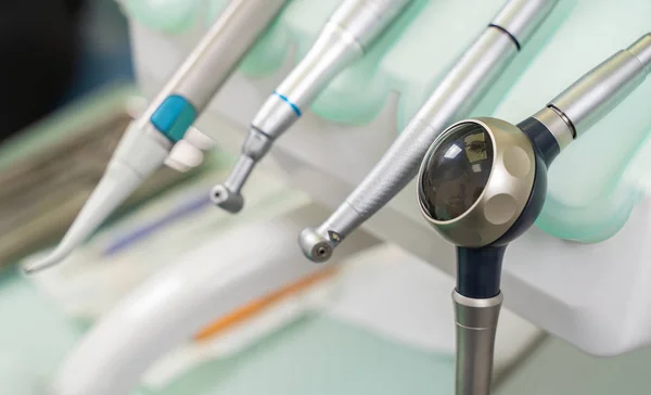 Primer Plano Los Instrumentos Dentales Parte Una Silla Dental — Foto de Stock