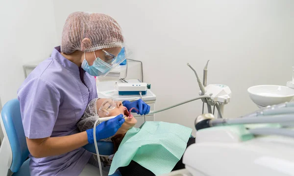 Een Tandarts Maakt Gebruik Van Echografie Een Speeksel Ejector Een — Stockfoto