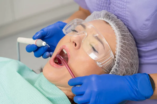 Gros Plan Une Patiente Moment Dentiste Utilise Éjecteur Salive Pour — Photo