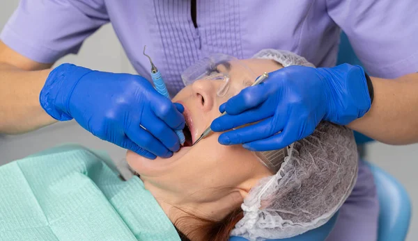 Médico Dentista Con Espejo Dental Una Sonda Dental Examina Cavidad — Foto de Stock