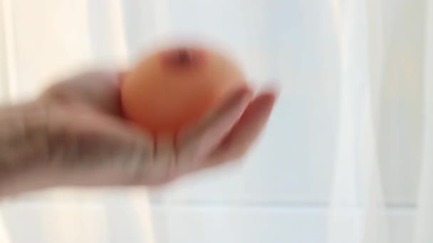 男は手に女性の乳房の形をしたシリコン製のストレス おもちゃを投げつける左側の手を閉じる フルHd いいえ音 — ストック動画