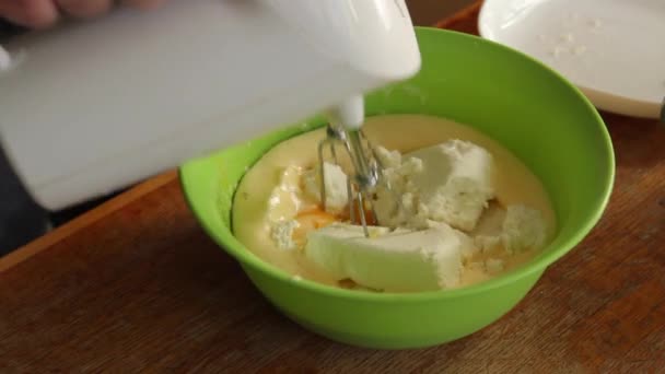 Mutfak Mikseri Kullanan Bir Adam Yumurta Kütlelerini Yoğurur Çırpar — Stok video