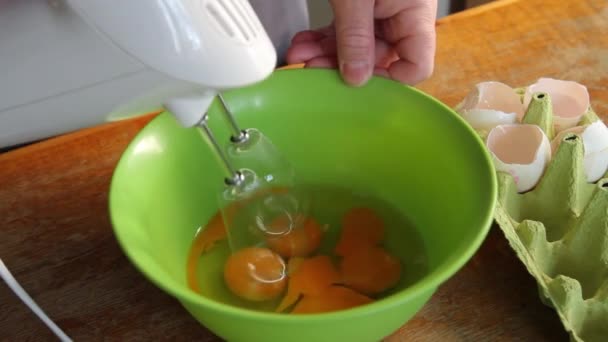 Cuocere Con Mixer Sbattere Uova Pollo Una Ciotola Verde — Video Stock