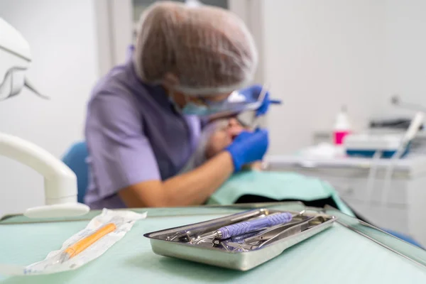 Herramientas dentales en una bandeja — Foto de Stock