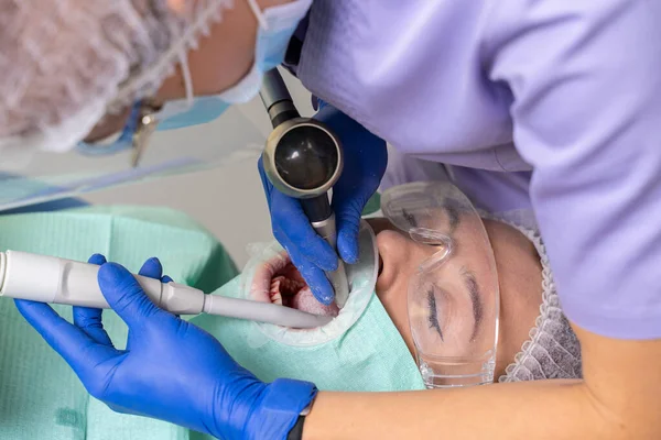 Bakım sürecinde dişçi.