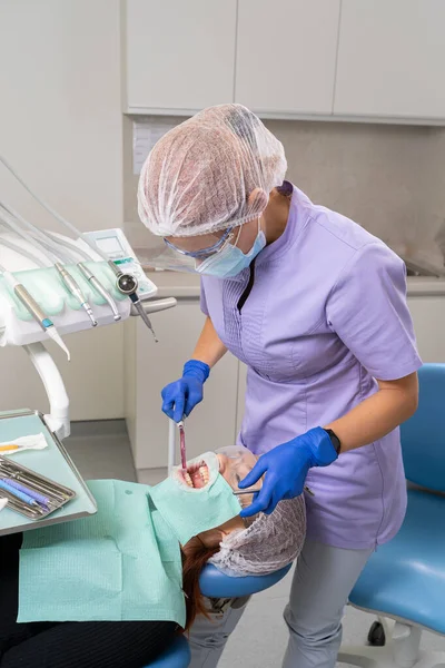 Limpieza de la saliva de la cavidad oral del paciente . — Foto de Stock