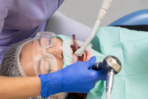 Dentista en el proceso de tratamiento de la caries . — Foto de Stock