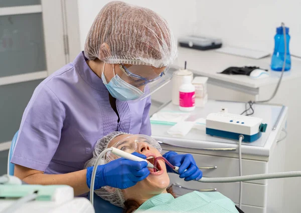 Dentista en el proceso de tratamiento de la caries . — Foto de Stock