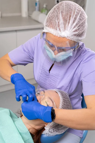 Dentista Coloca Una Represa Goma Boca Del Paciente Para Mayor — Foto de Stock