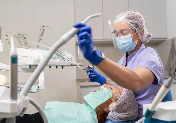 Dentista Que Utiliza Herramientas Especializadas Trata Caries Cavidad Oral Del — Foto de Stock