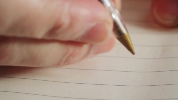 男はノートにペンで母親への手紙を書いています こんにちはお母さん 極端なクローズアップ Full — ストック動画