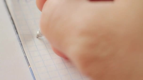 Ένας Άντρας Γράφει Ένα Στυλό Ένα Σημειωματάριο Ένα Γράμμα Της — Αρχείο Βίντεο