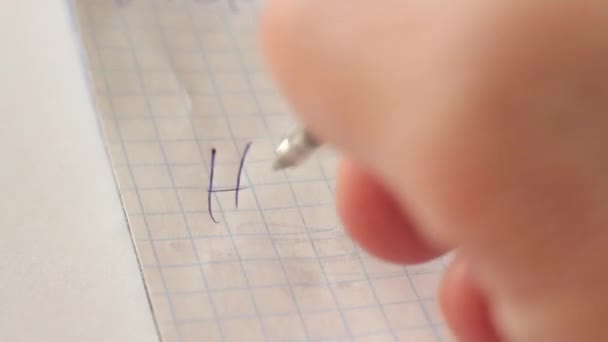 Man Schrijft Met Een Pen Een Notitieboekje Een Brief Aan — Stockvideo