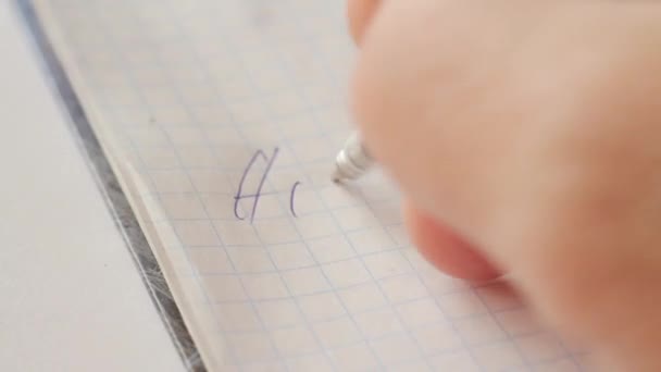 un homme écrit avec un stylo une déclaration d'amour pour sa mère, un gros plan extrême d'une main. Full HD. Point de vue première personne .