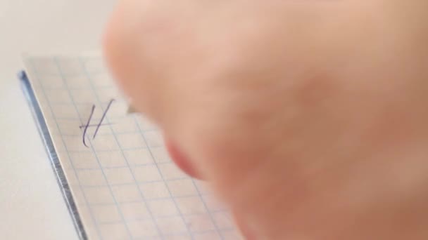 Der Kerl Schreibt Mit Einem Stift Ein Notizbuch Einen Brief — Stockvideo