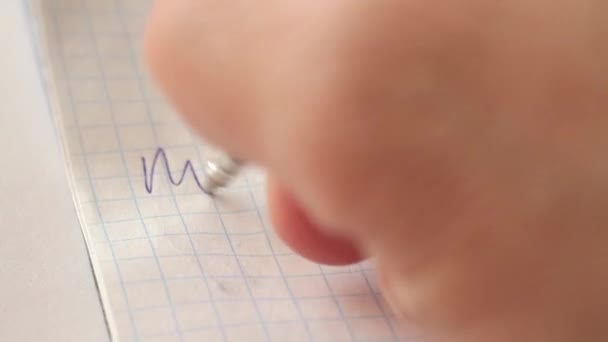 une main d'homme écrit avec un stylo dans un cahier : faire l'amour, pas la guerre.. Extrême gros plan, Full HD ,