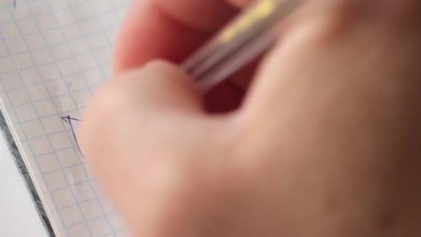 une main masculine écrit avec un stylo dans un carnet : ne t'inquiète pas.. Extrême gros plan, Full HD ,