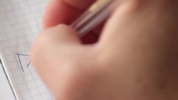 Una Mano Masculina Escribe Con Bolígrafo Cuaderno Dibuja Una Sonrisa — Vídeos de Stock