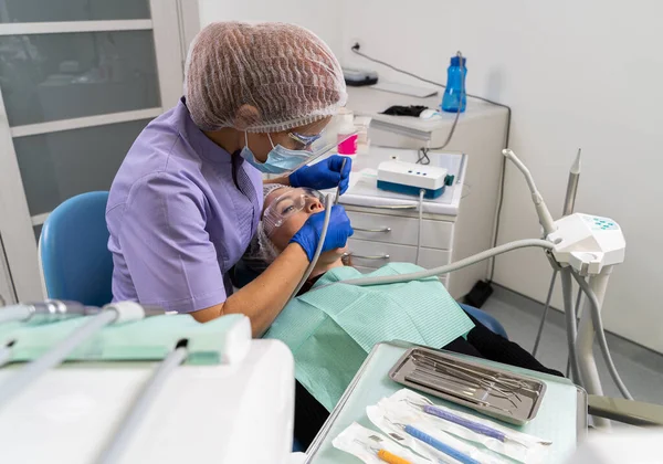 Dentista Con Ayuda Herramientas Especializadas Proporciona Tratamiento Cavidad Oral Niña — Foto de Stock