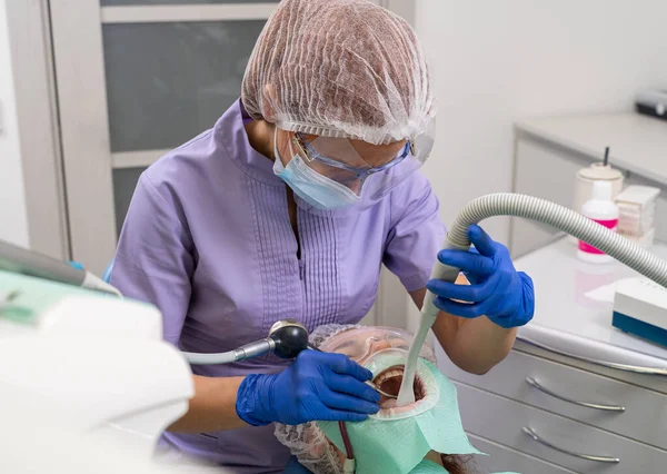 Con Ayuda Una Herramienta Especial Dentista Lleva Cabo Cepillado Polvo — Foto de Stock