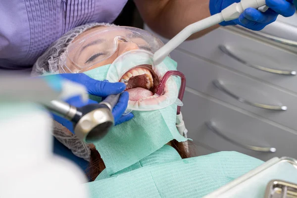 Primer Plano Niña Paciente Momento Que Dentista Está Realizando Cepillado — Foto de Stock