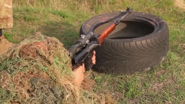 Střelnice Muž Maskovacím Sniperském Obleku Provádí Cílenou Střelbu Odstřelovací Pušky — Stock video