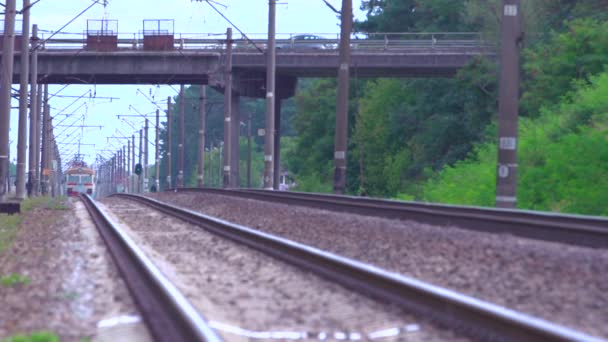 Train Voyageurs Arrive Sur Quai Les Passagers Sur Quai Préparent — Video