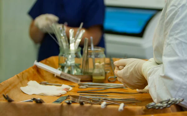 Der Chirurgische Assistent Legt Seine Hände Handschuhen Auf Den Tisch — Stockfoto