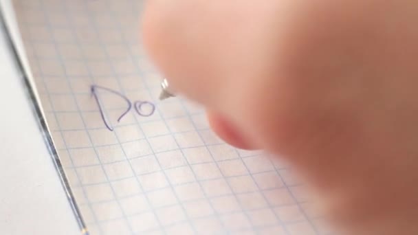Una Mano Del Hombre Escribe Con Bolígrafo Cuaderno Dibuja Una — Vídeos de Stock